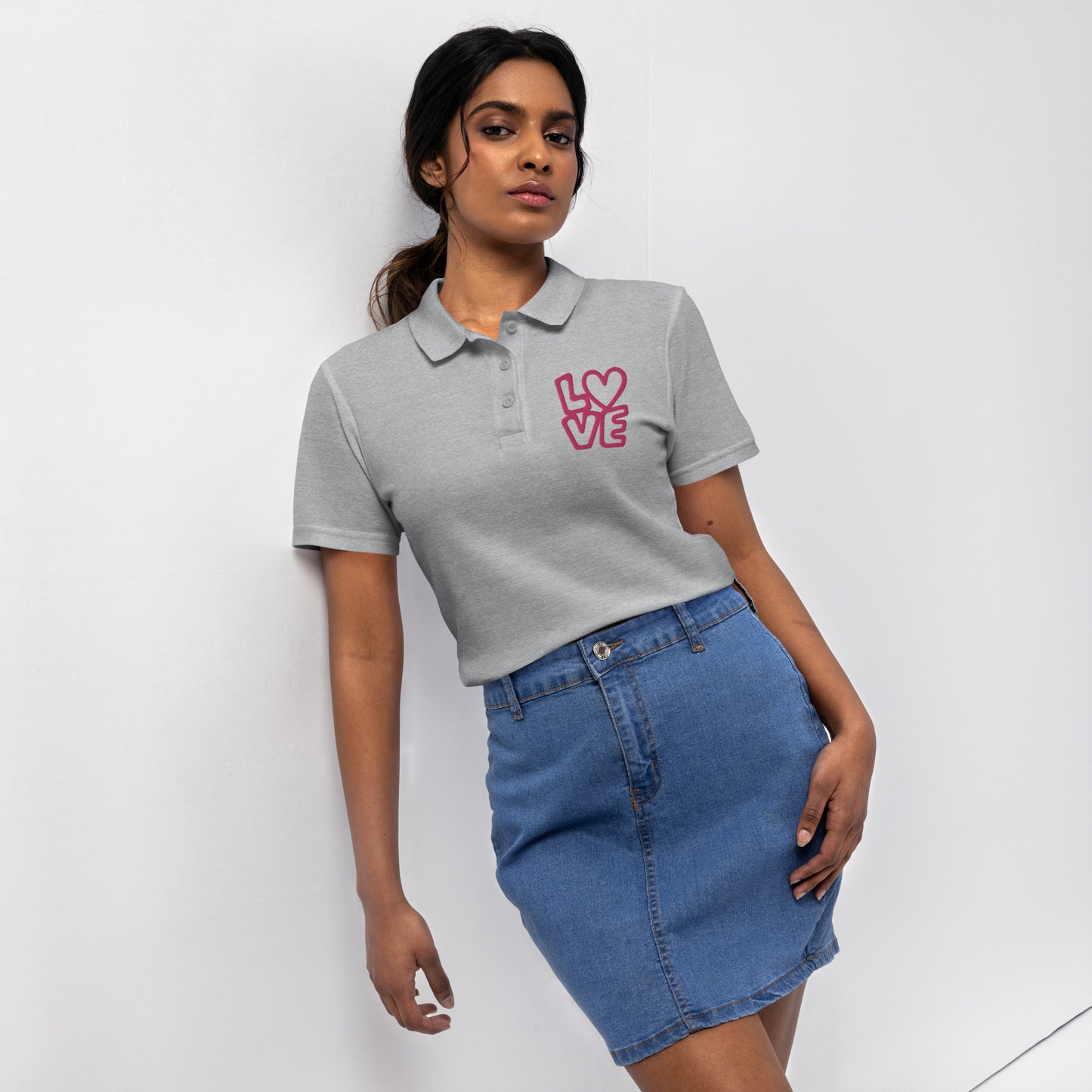 Women with sport grey poloshirt with the pink letters LOVE with the O in heart shape