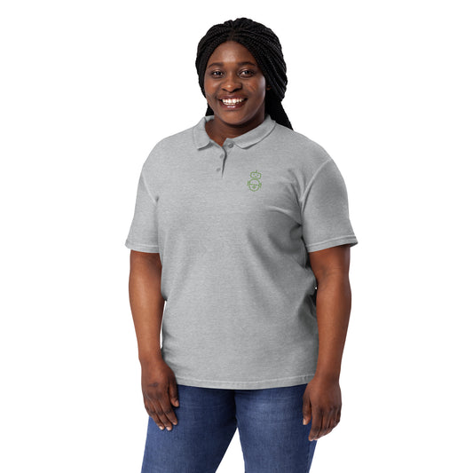 Women with sport grey polo and in green it Android logo