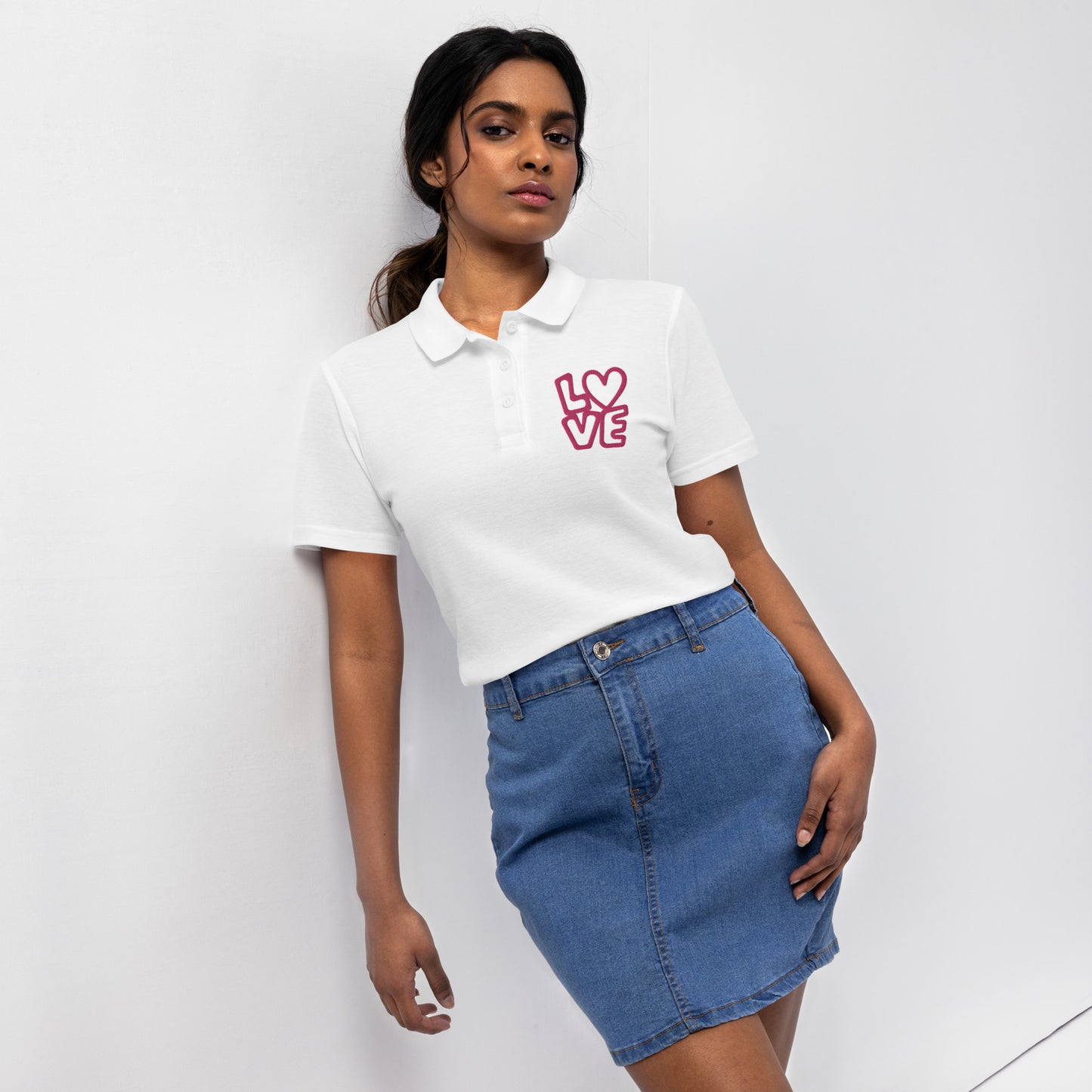 Women with white poloshirt with the pink letters LOVE with the O in heart shape