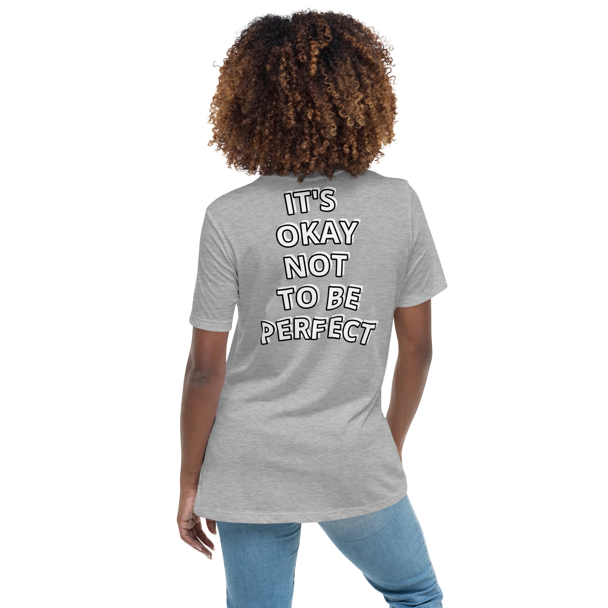 Women with grey T-shirt with on the back the white text "IT'S OKAY NOT TO BE PERFECT" 