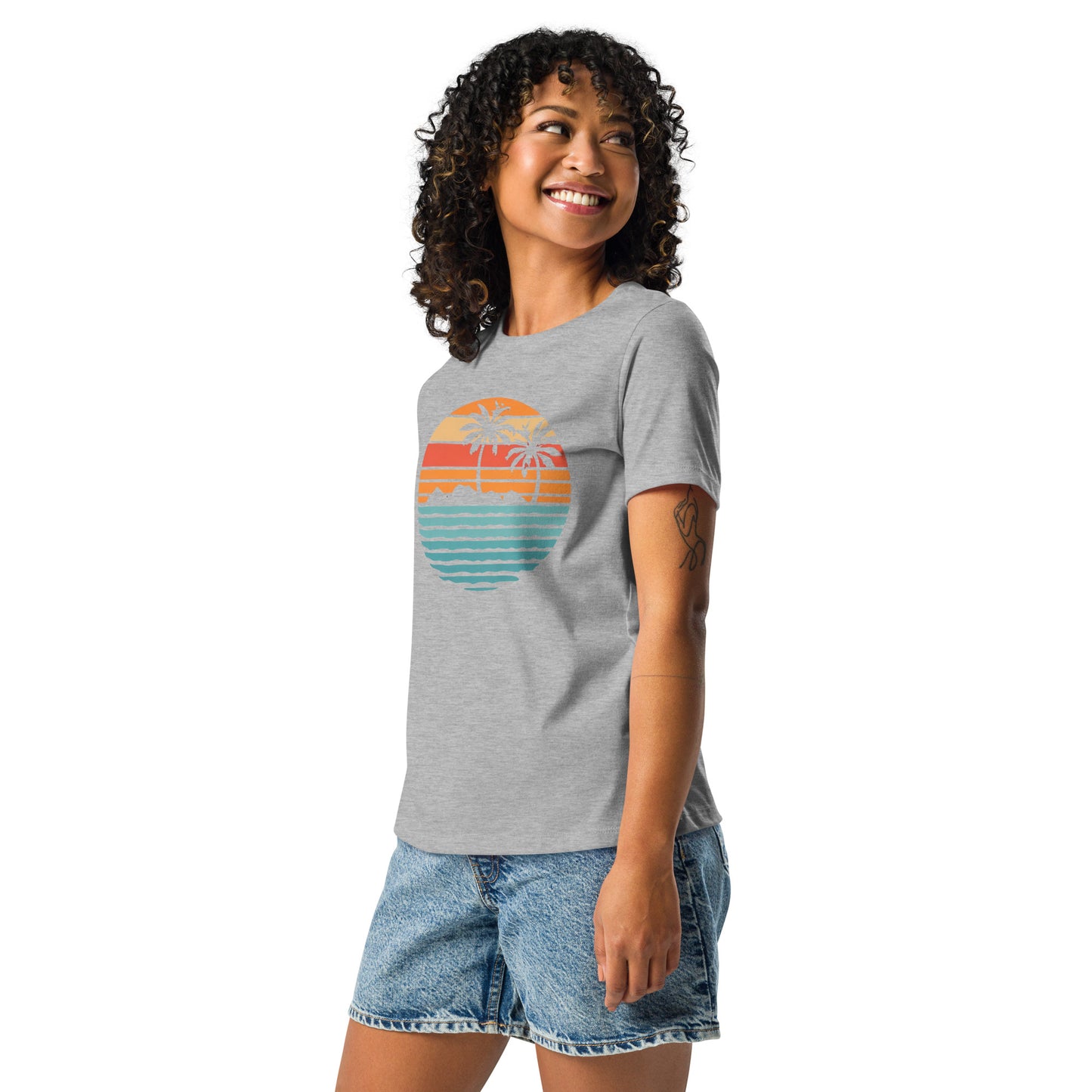Women with grey T-shirt and a retro Island