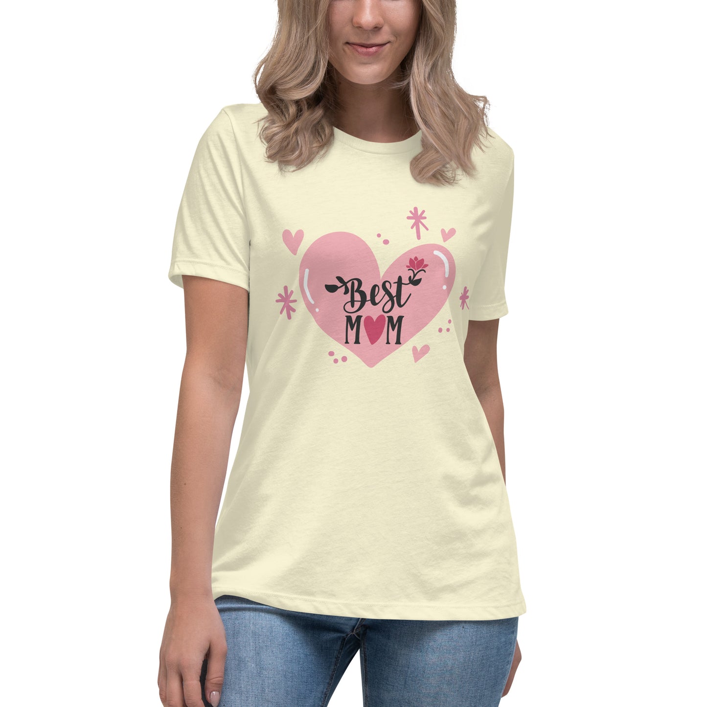 Women with citron t shirt with hart and text best MOM