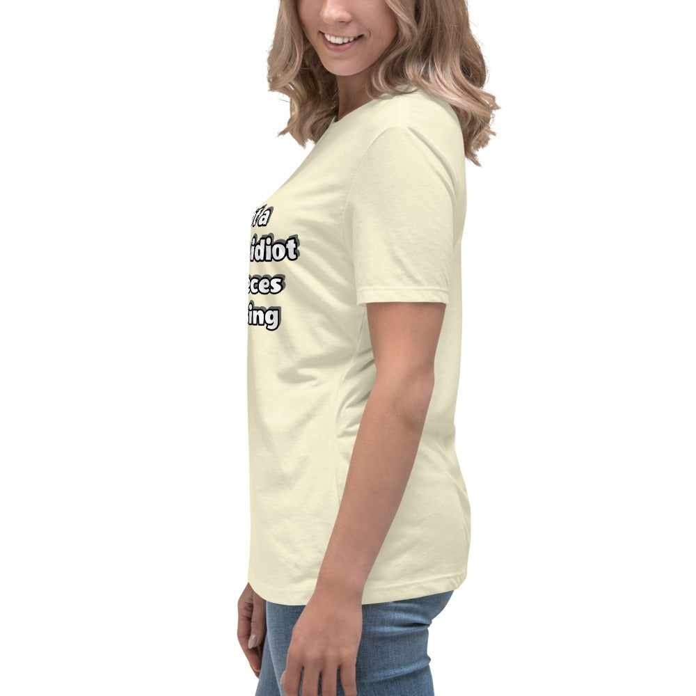 Women with citron yellow t-shirt with text “I’m not a complete idiot, some pieces are missing”