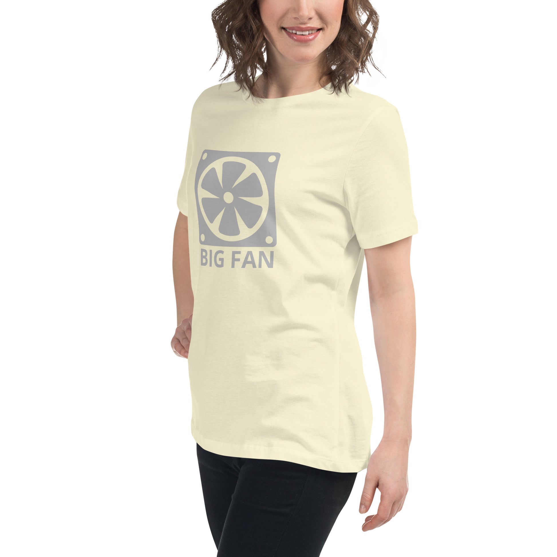 Women with citron t-shirt with image of a big computer fan and the text "BIG FAN"