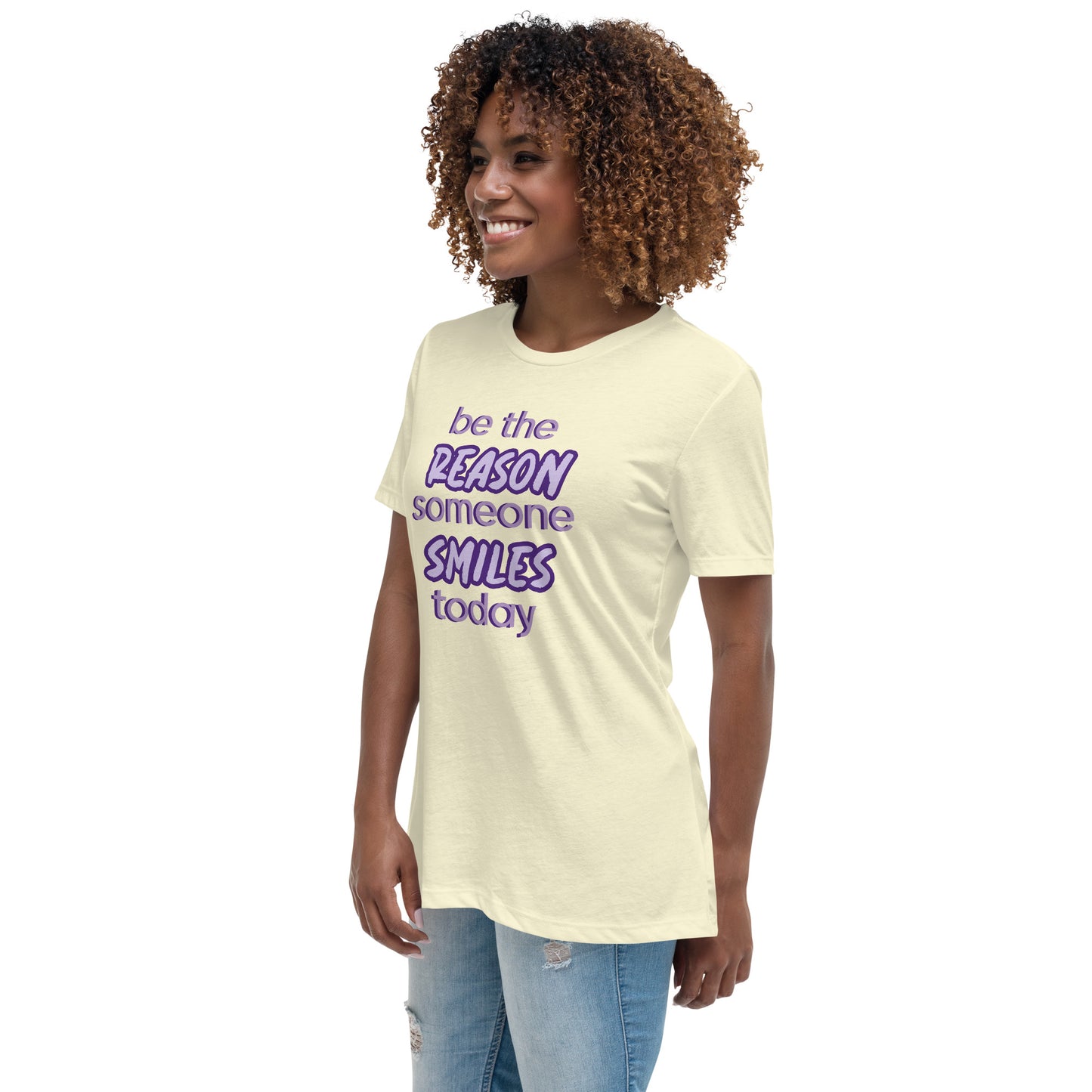 Woman with citron T-shirt and the quote "be the reason someone smiles today" in purple on it.