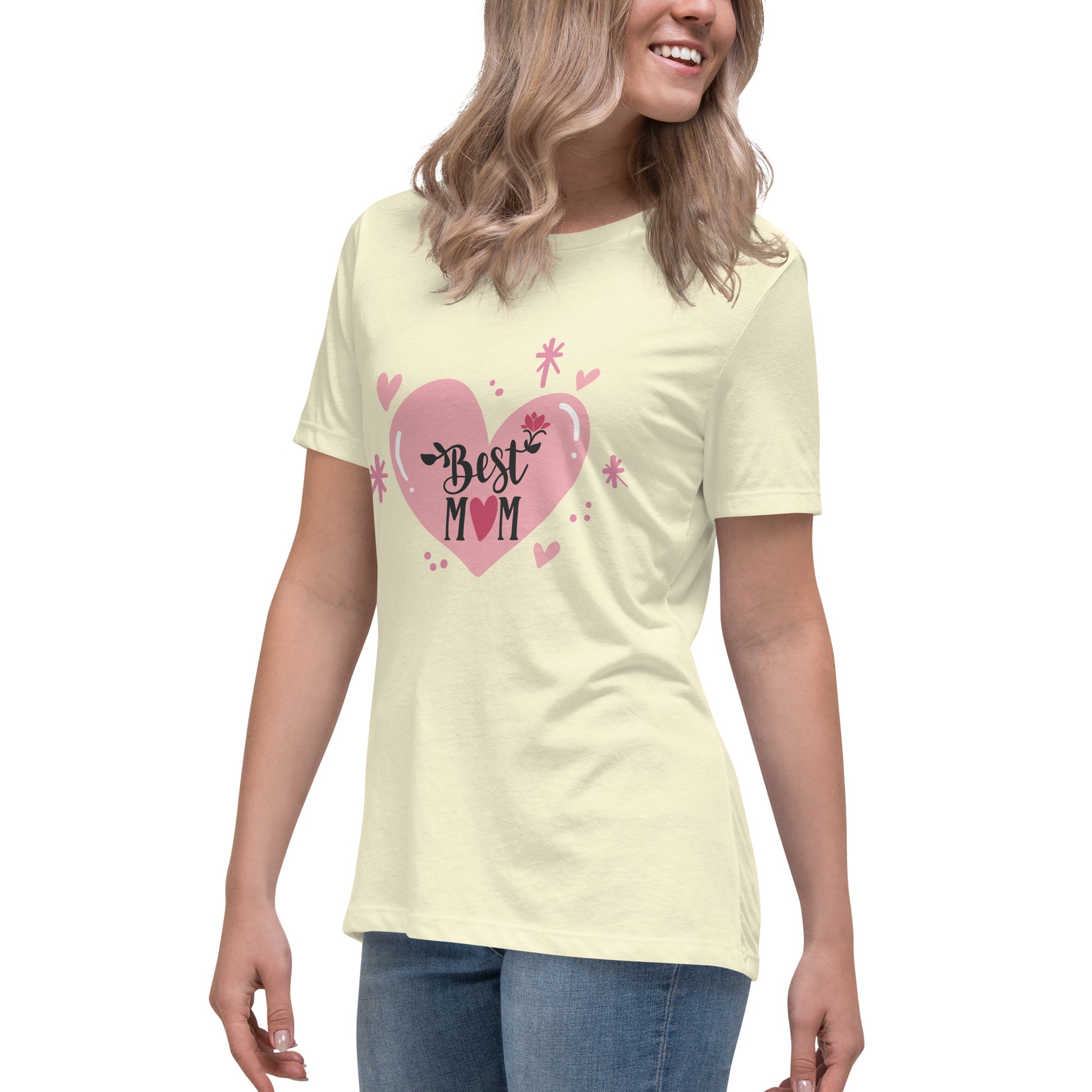 Women with citron t shirt with hart and text best MOM