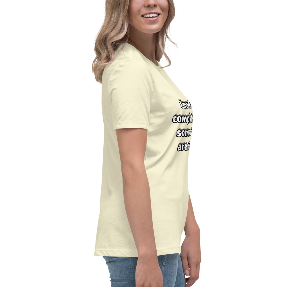 Women with citron yellow t-shirt with text “I’m not a complete idiot, some pieces are missing”