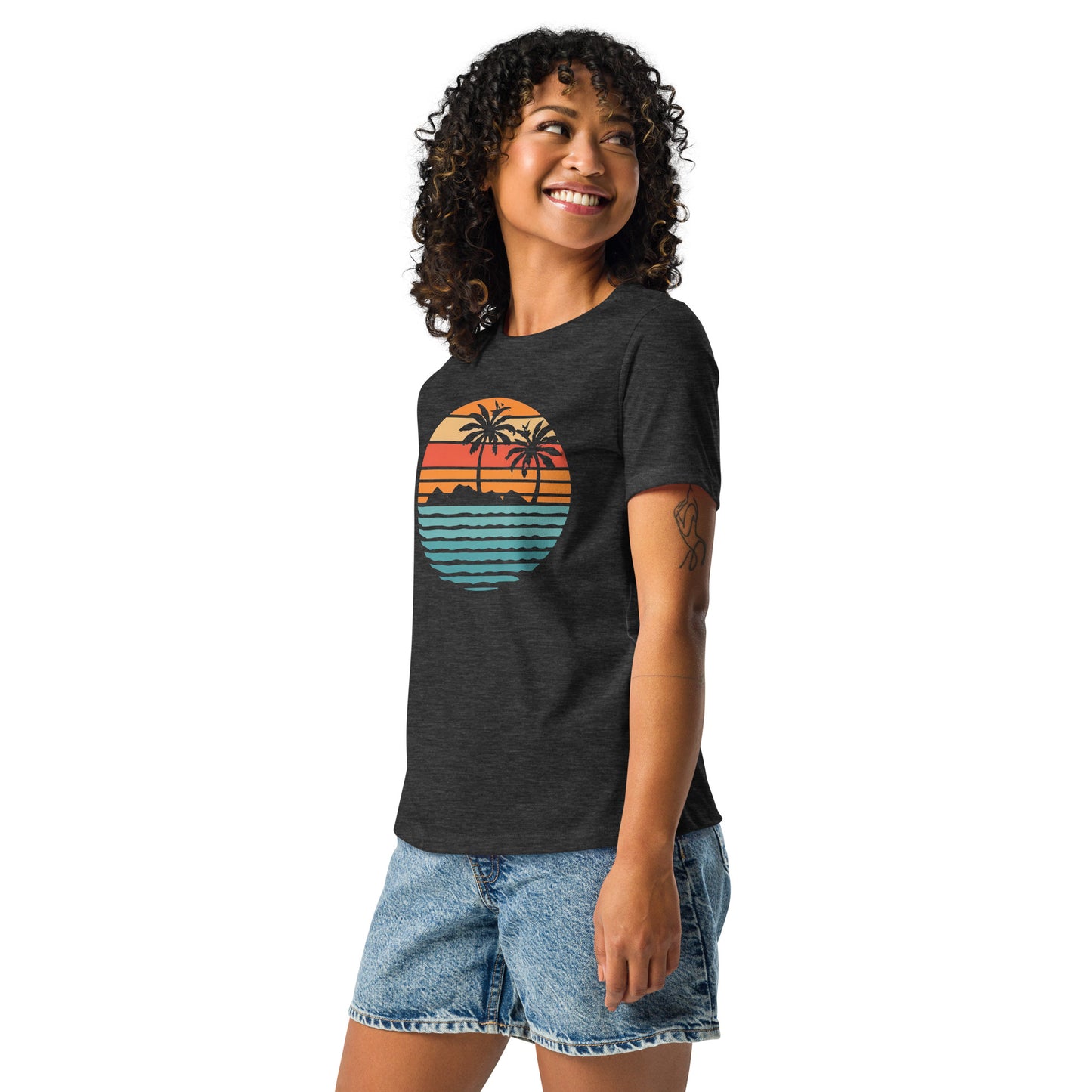 Women with dark grey T-shirt and a retro Island