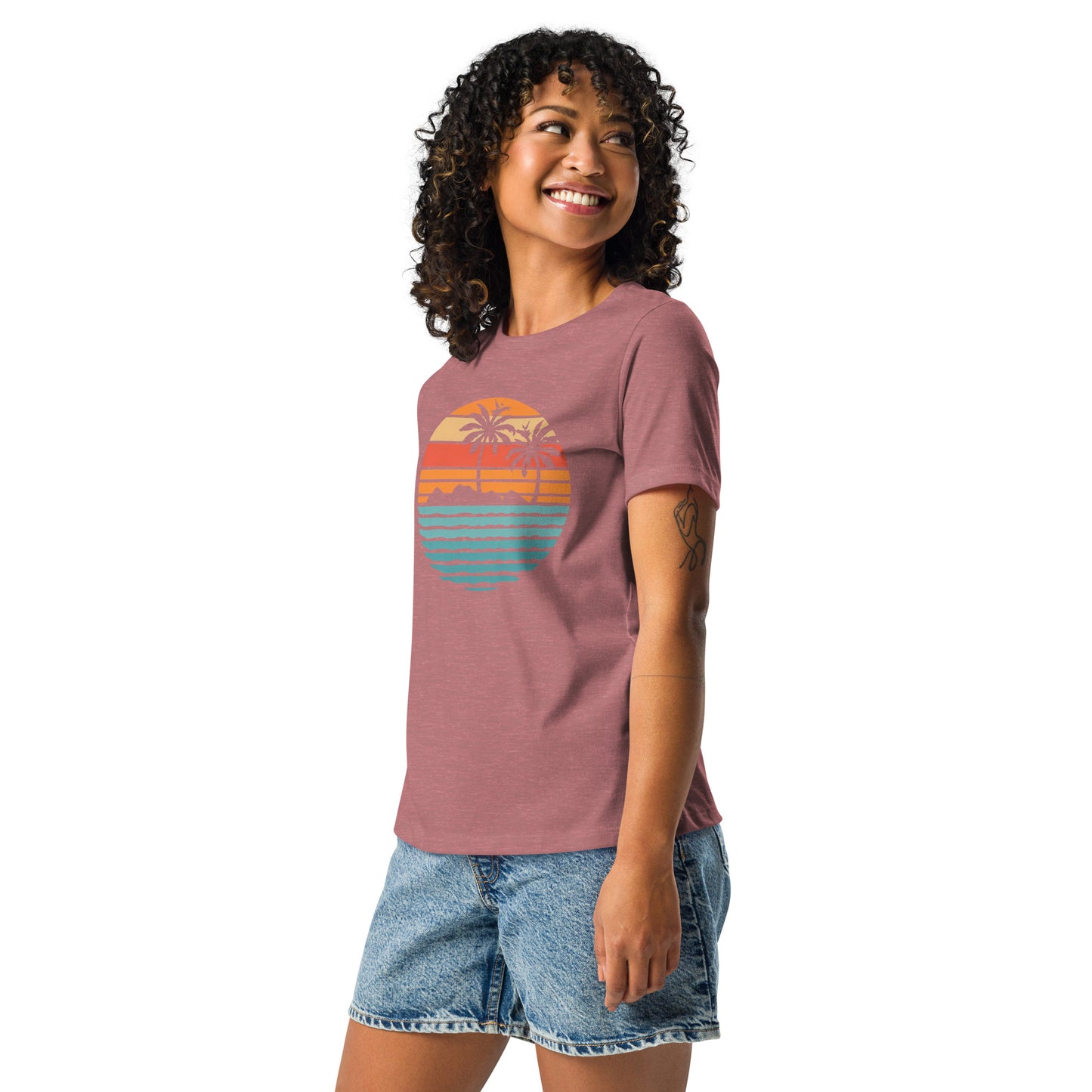 Women with mauve T-shirt and a retro Island
