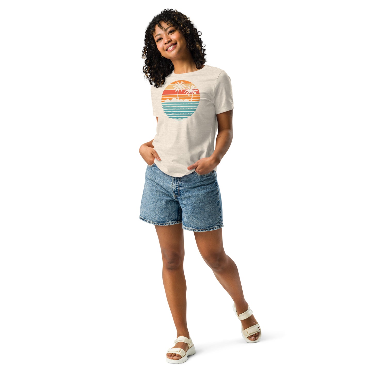 Women with naturel T-shirt and a retro Island