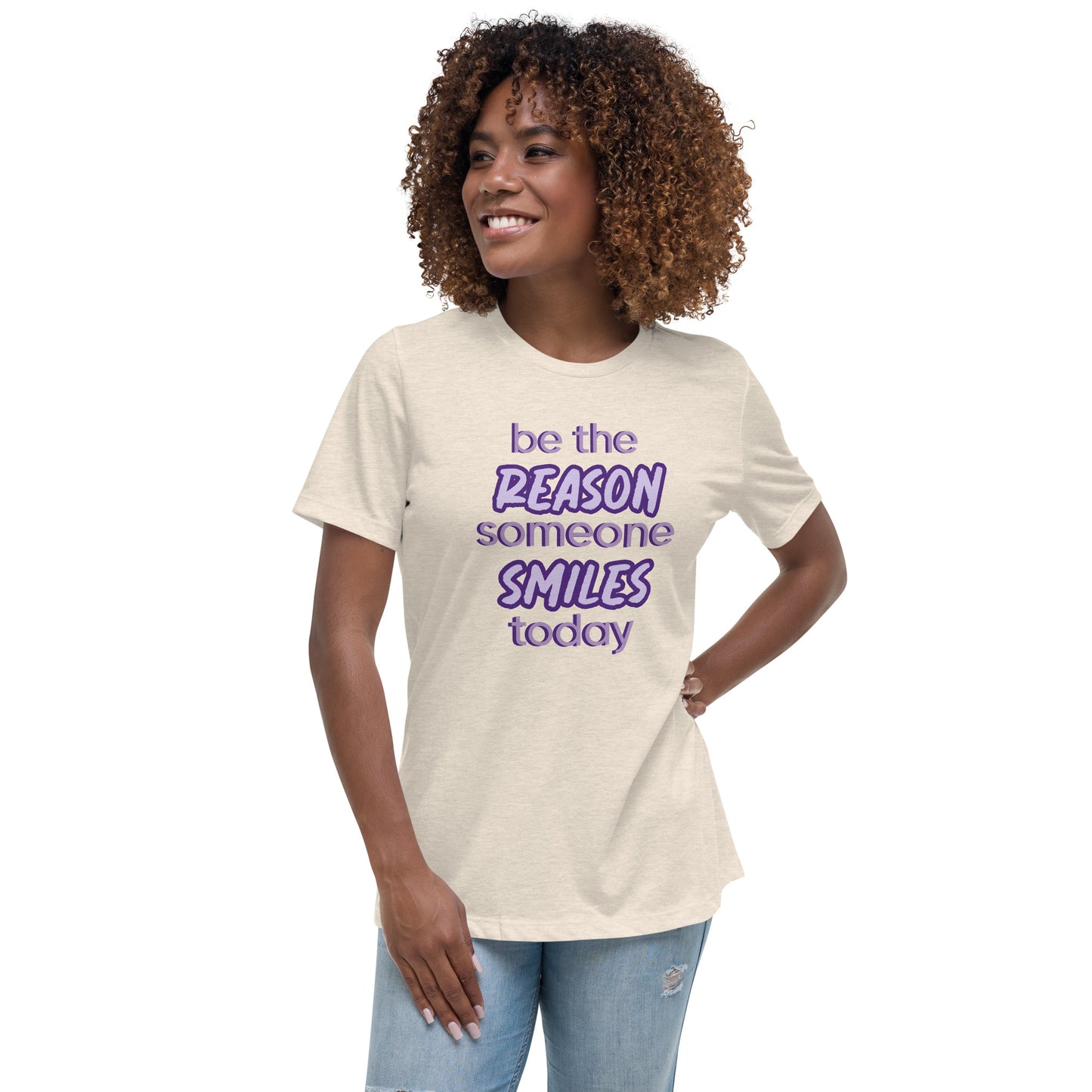 Woman with naturel T-shirt and the quote "be the reason someone smiles today" in purple on it.