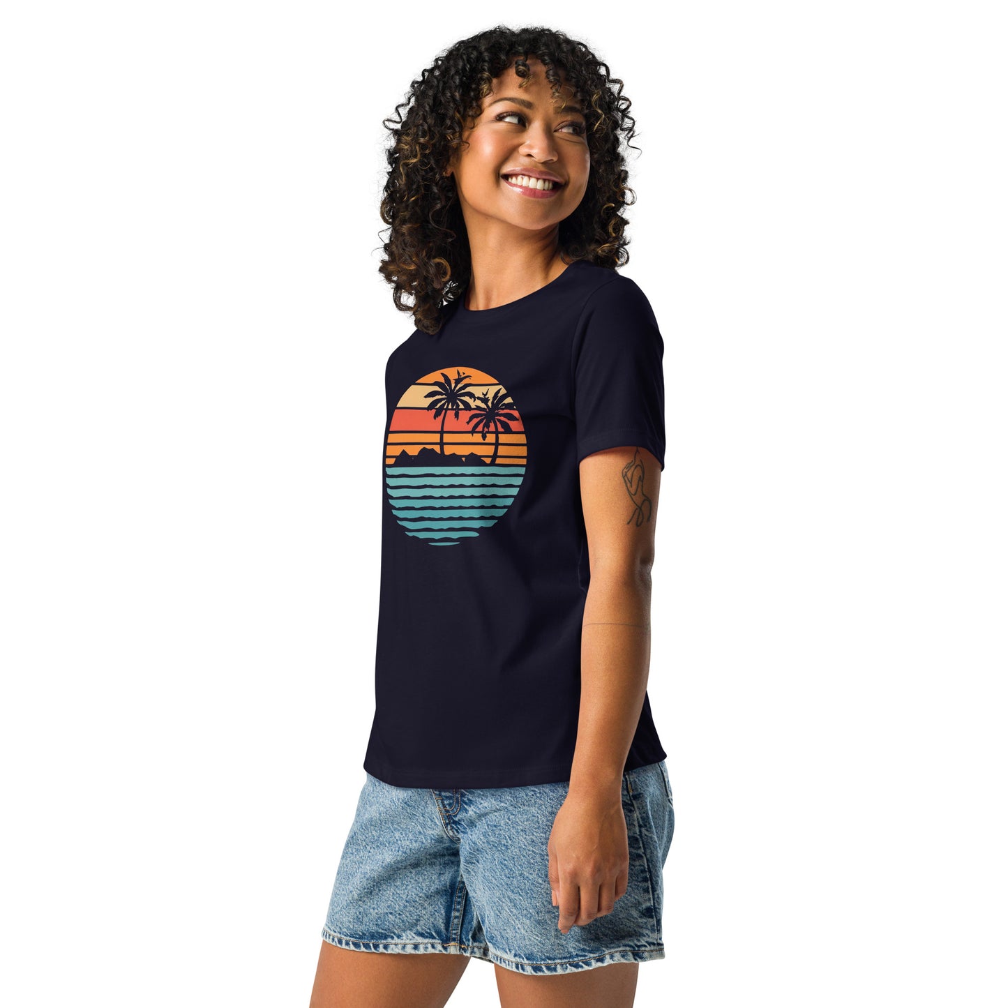 Women with navy T-shirt and a retro Island