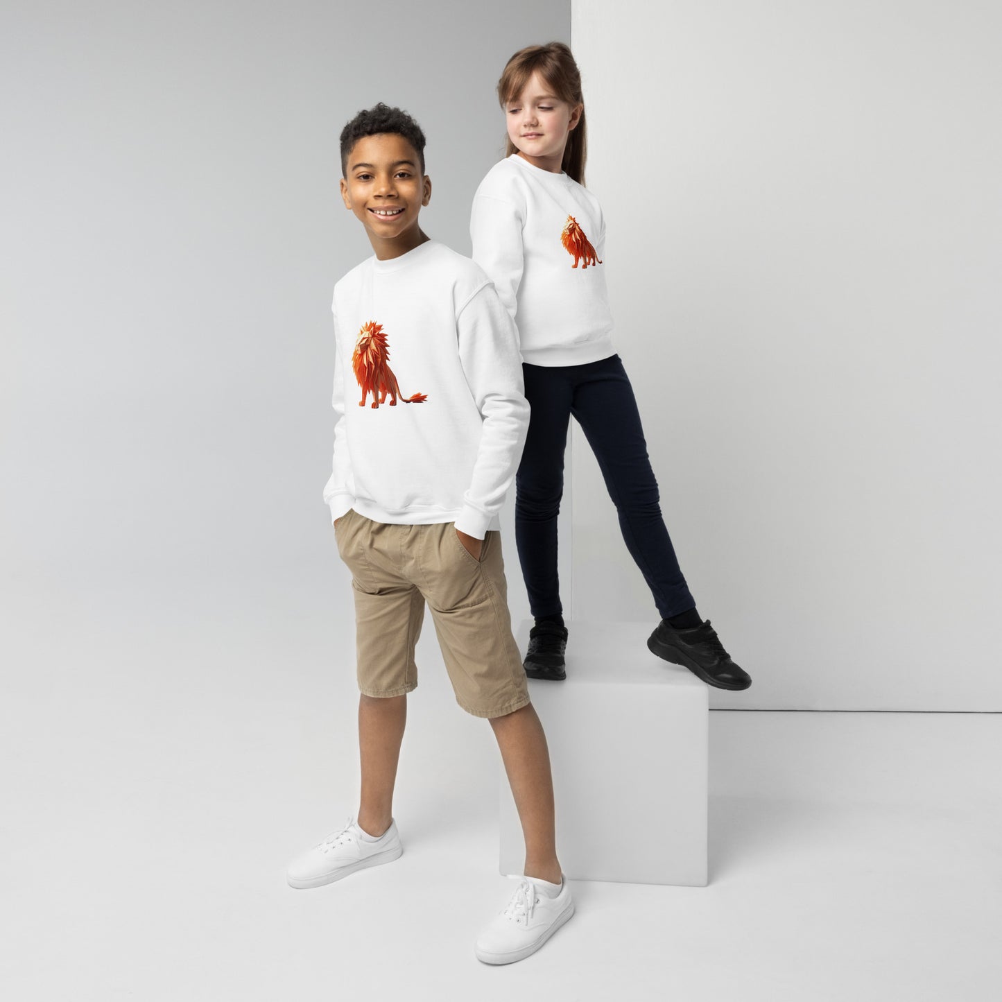 Youth with a white sweatshirt with a print of a lion