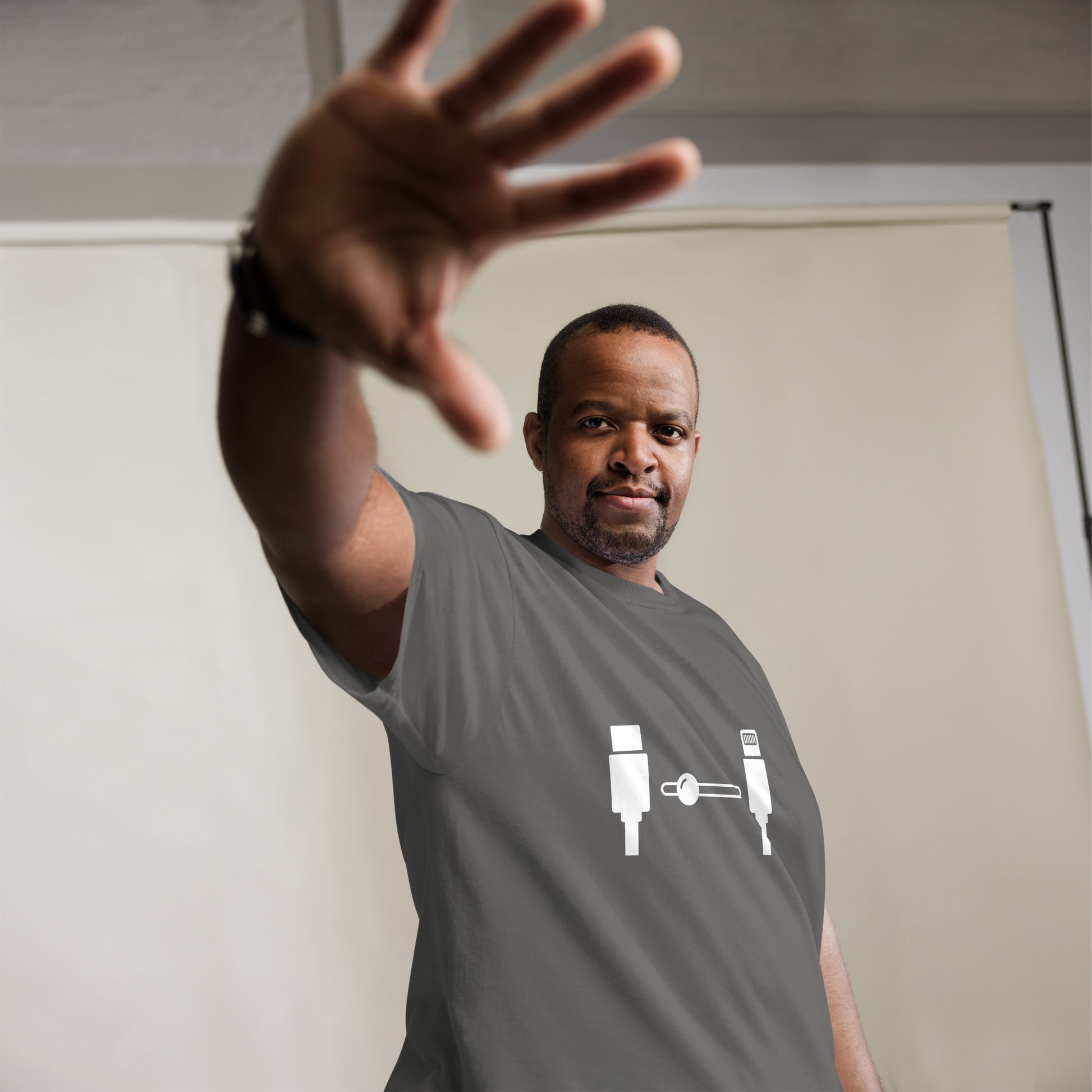 Men with charcoal t-shirt with the picture lightning naar USB-C