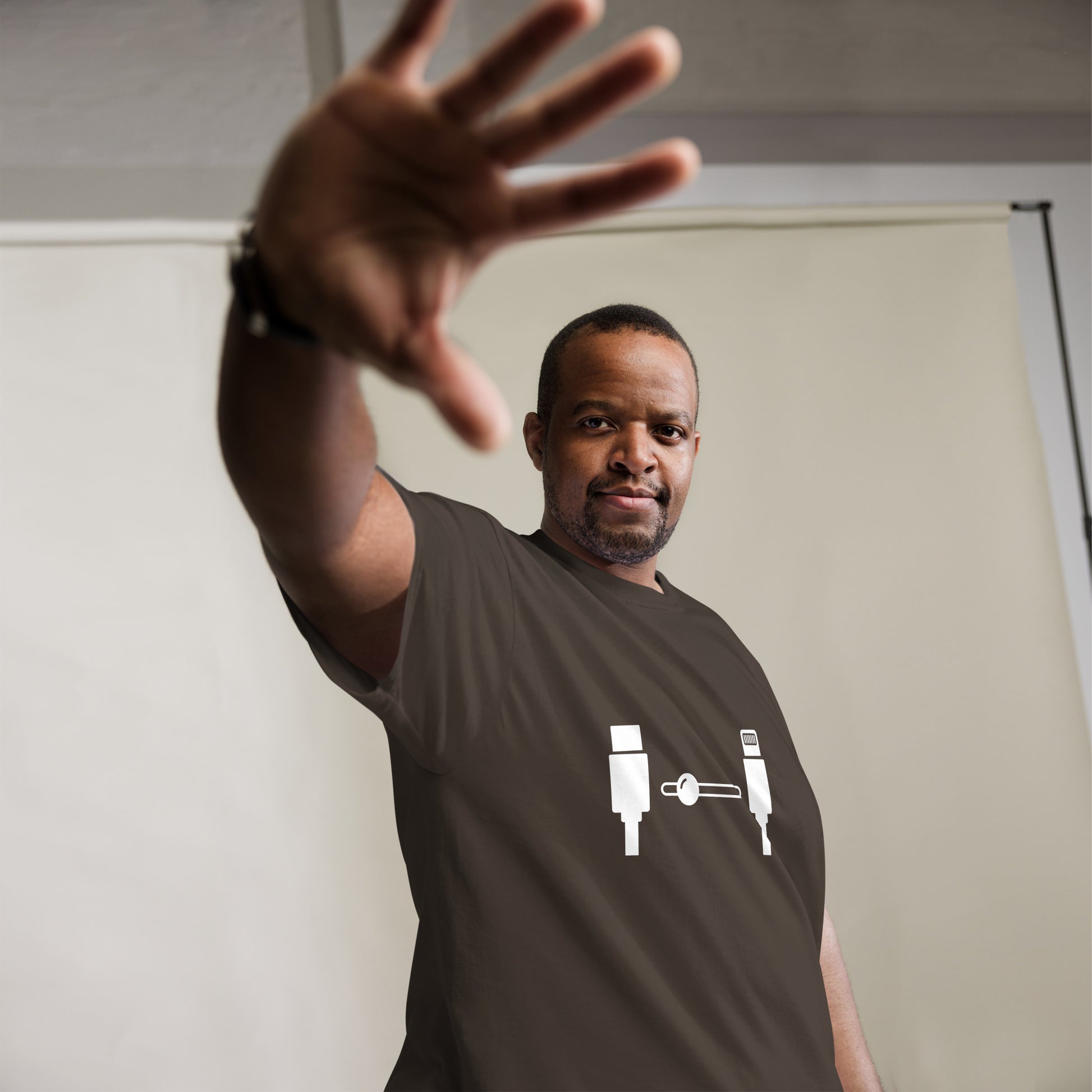 Men with dark chocolate t-shirt with the picture lightning naar USB-C