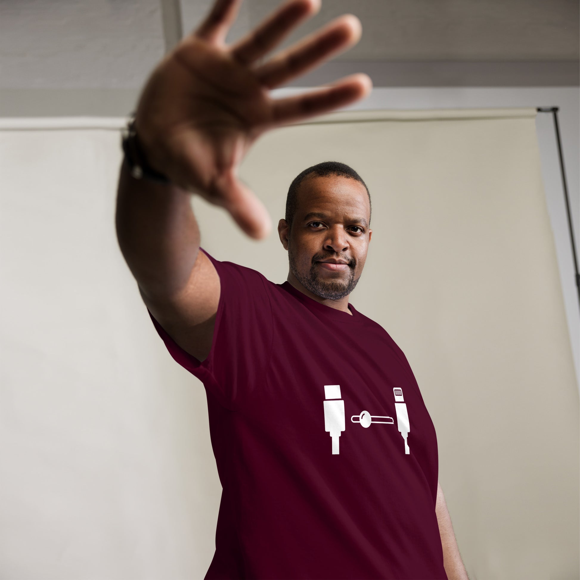 Men with maroon t-shirt with the picture lightning naar USB-C