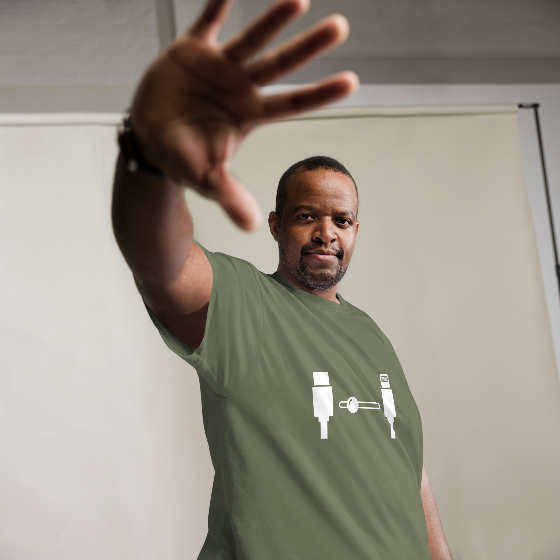 Men with military green t-shirt with the picture lightning naar USB-C