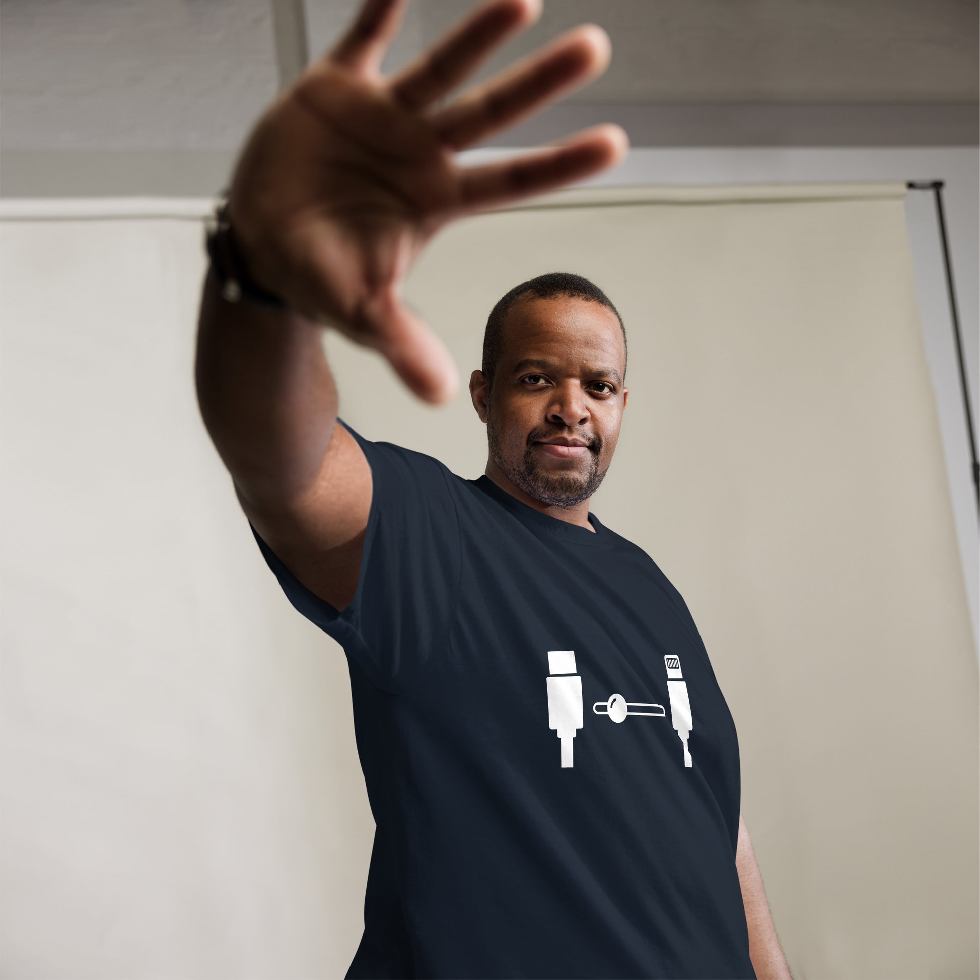 Men with navy t-shirt with the picture lightning naar USB-C