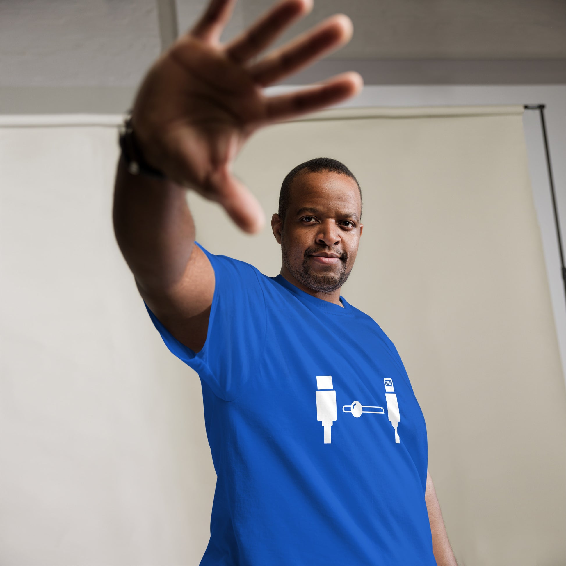 Men with royal blue t-shirt with the picture lightning naar USB-C