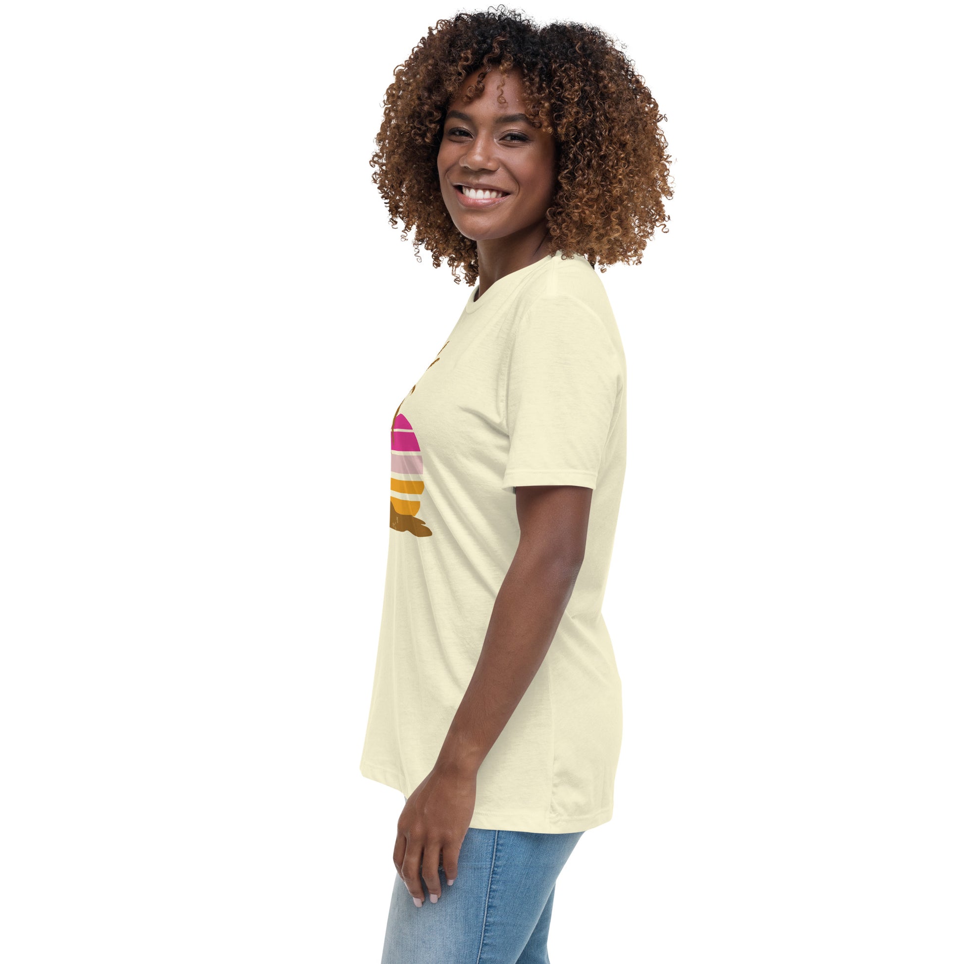 Woman with citron colour T-shirt and a picture of brown palm trees and a pink sunset