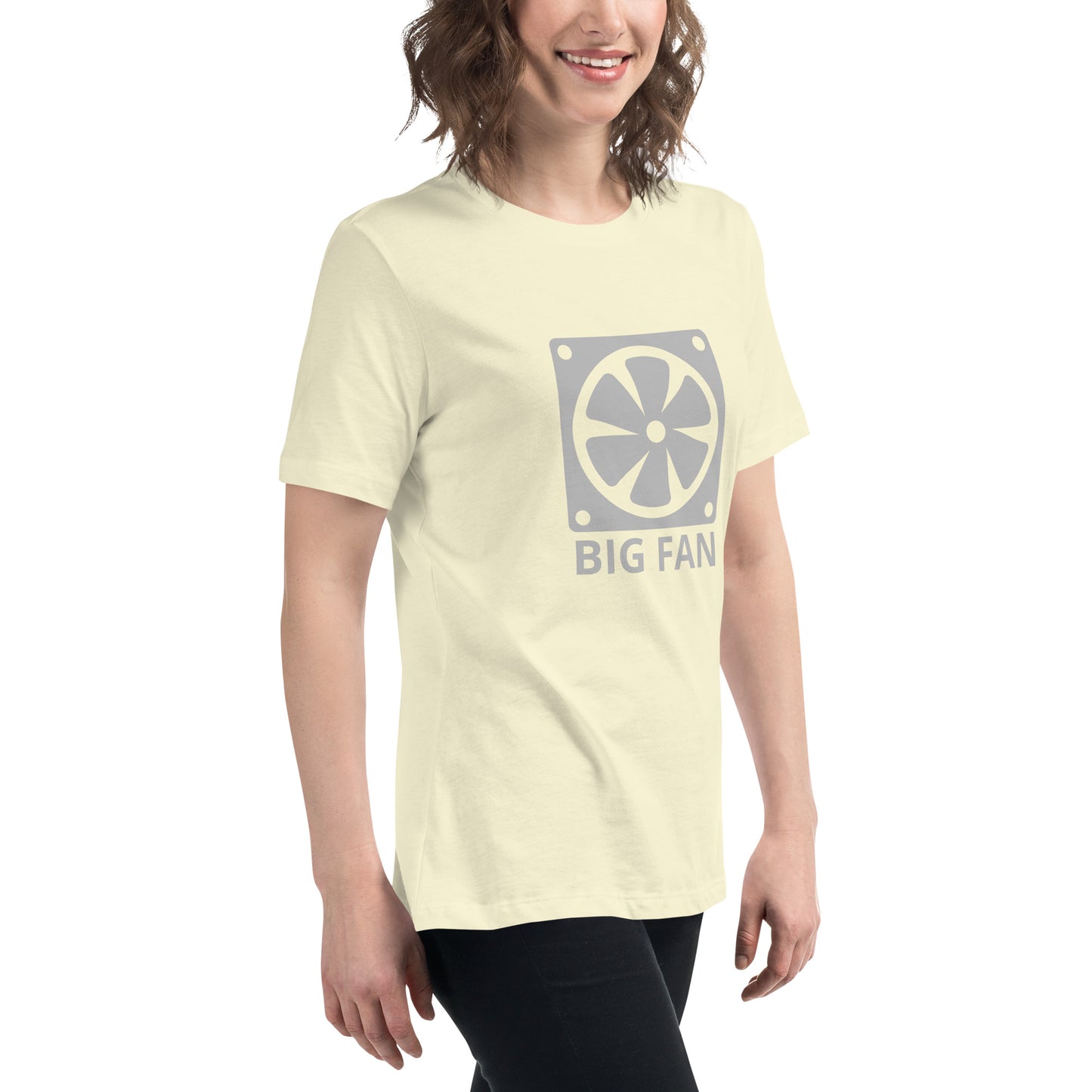 Women with citron t-shirt with image of a big computer fan and the text "BIG FAN"