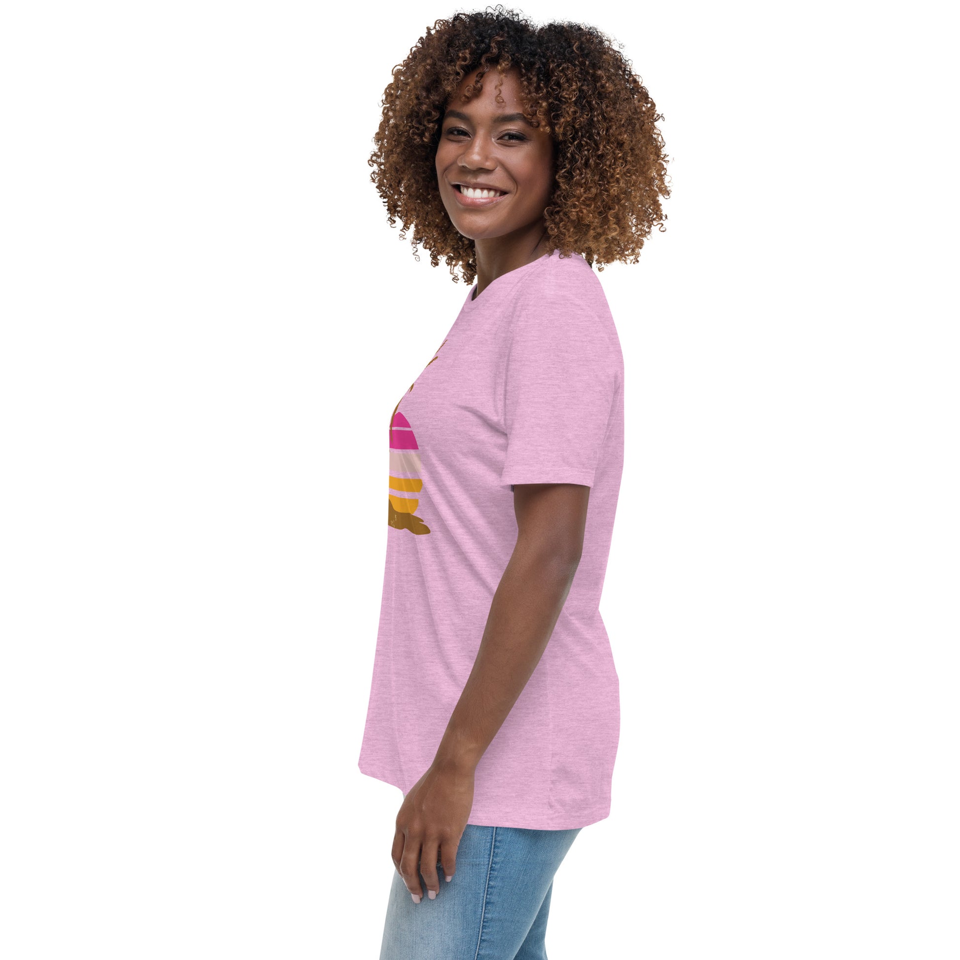 Woman with lila T-shirt and a picture of brown palm trees and a pink sunset