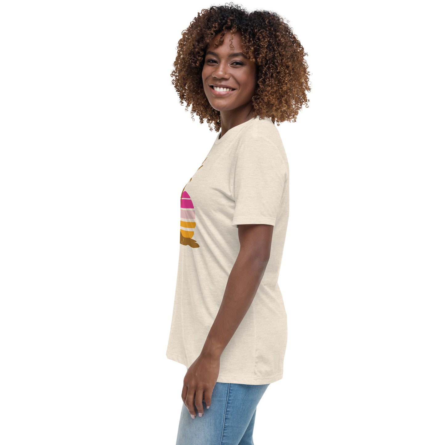 Woman with natural T-shirt and a picture of brown palm trees and a pink sunset