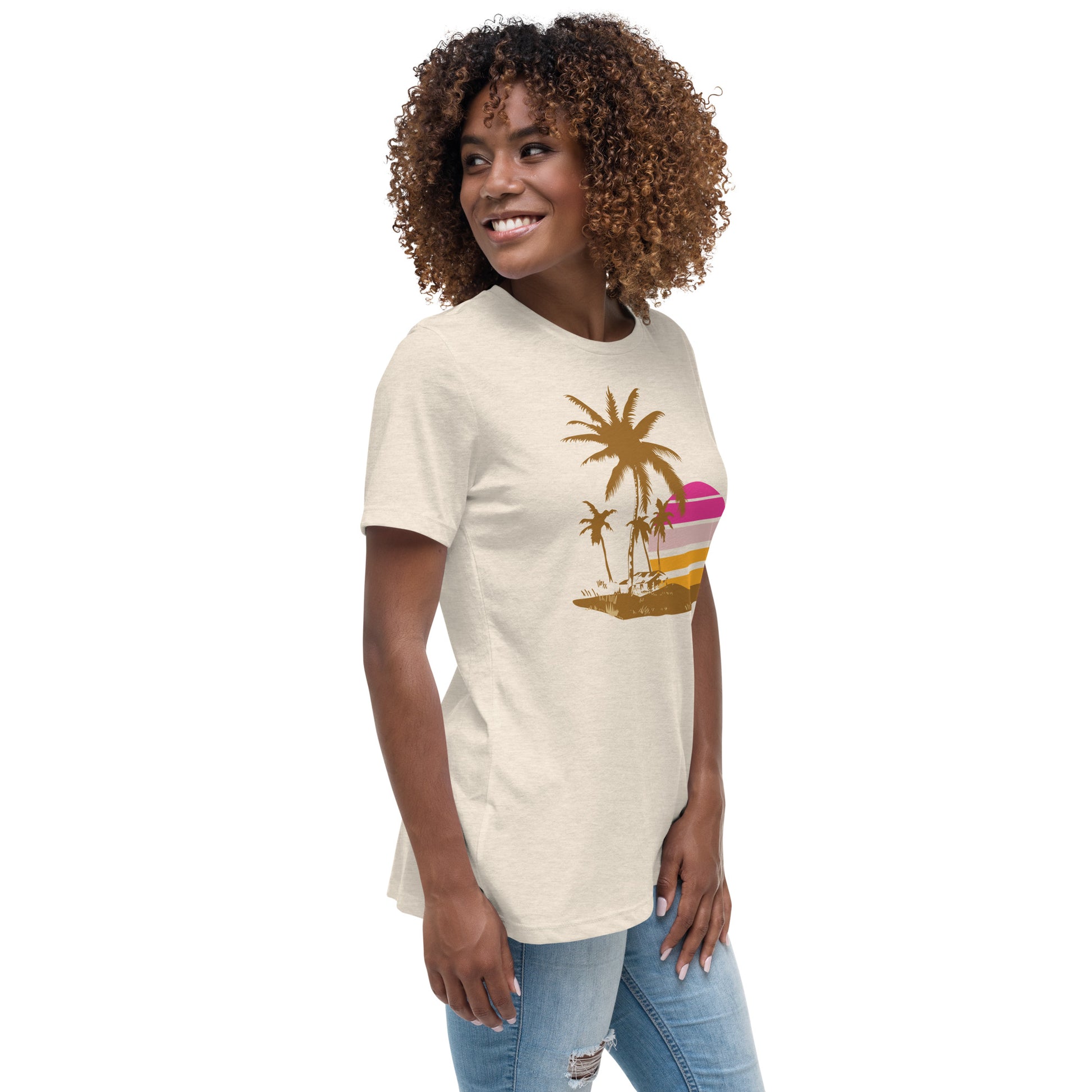 Woman with natural T-shirt and a picture of brown palm trees and a pink sunset